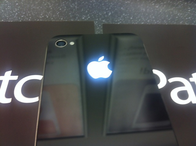 Macbookのように背面のappleロゴが光るiphone 4